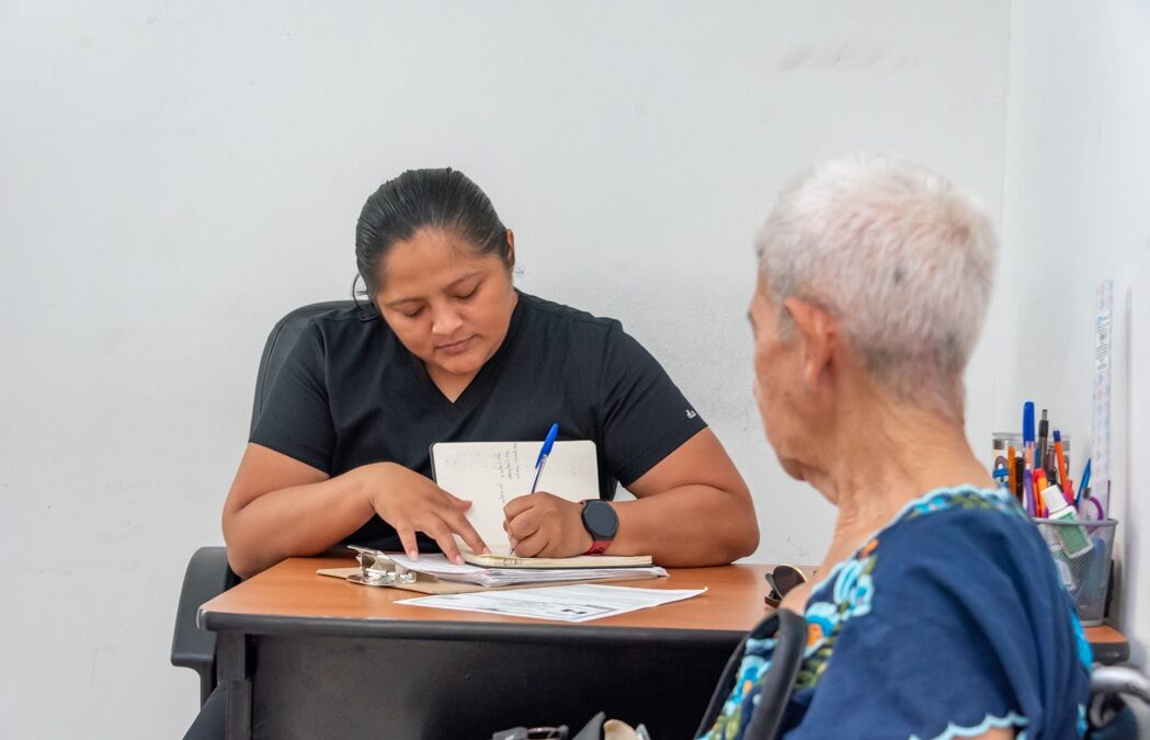 ATENCIÓN GRATUITA DE GERONTOLOGÍA EN EL CENTRO DE SALUD “DR. WILBERTH ESCALANTE ESCALANTE”