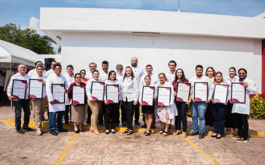 ENTREGAN RECONOCIMIENTO POR SU DESEMPEÑO A 12 TRABAJADORES DE LA SECRETARÍA DE SALUD