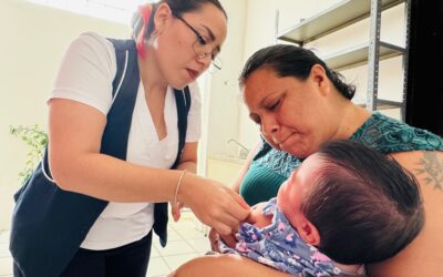 Acercan vacunación del esquema básico a la población de Carmen